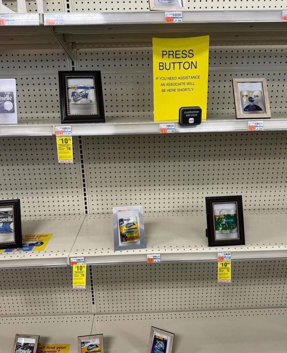 В США товары на прилавках магазинов стали заменять фотографиями