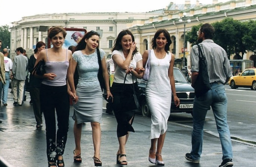 9. Девушки прогуливаются по Невскому проспекту. Санкт-Петербург, 2000 год