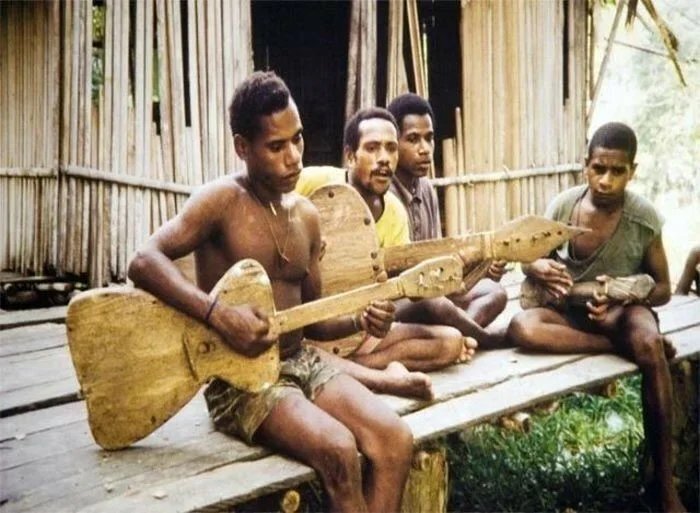 Самолеты из соломы и наушники из кокосов: как американцы чуть не погубили островитян