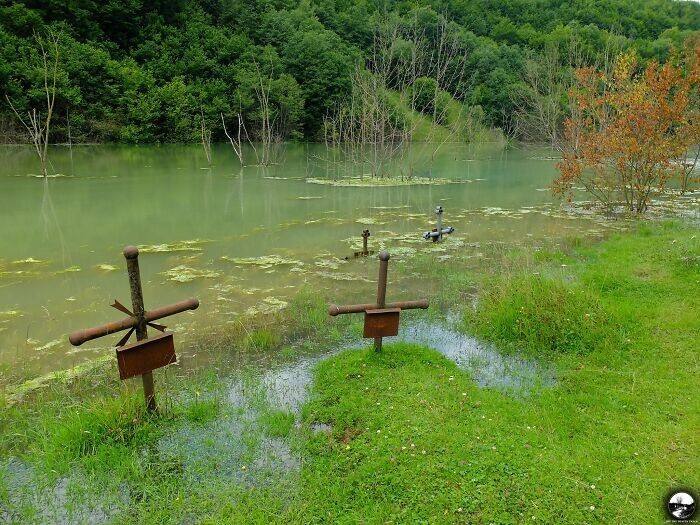 5. Затопленное кладбище в деревне Джамэна в Румынии