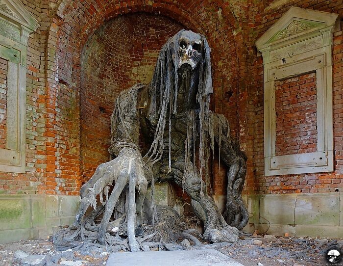 1. Статуя демона у заброшенного мавзолея в Польше