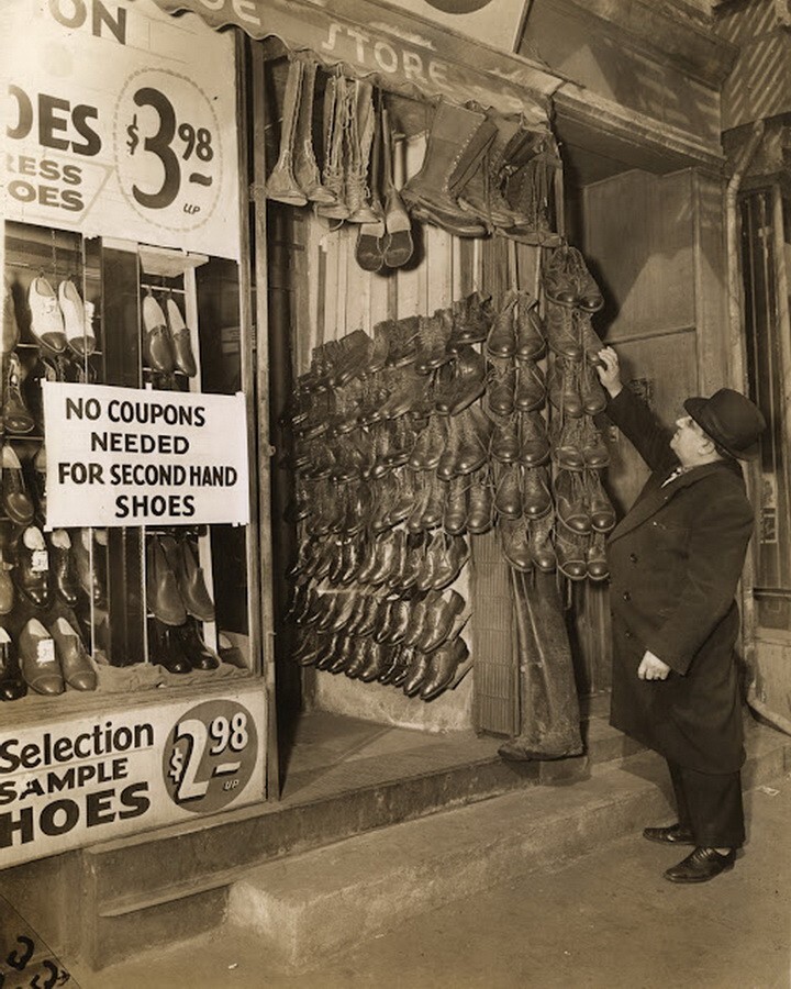 Конец карточкам на обувь в США. 30 октября 1945 года