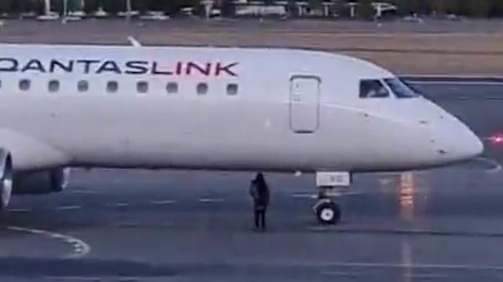 В Австралии женщина остановила готовившийся к взлёту самолет