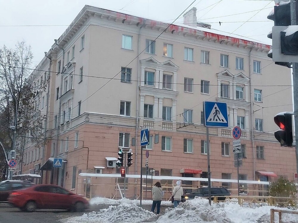 Жители Петрозаводска утром обнаружили дом весь в кровавых подтёках