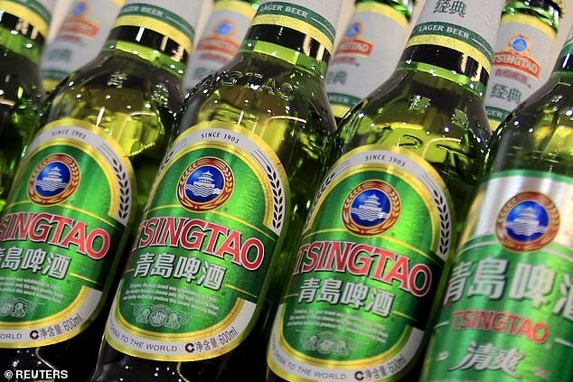 "Это мы не пьём": акции производителя китайского пива резко упали после видео с рабочим, который помочился в чан с солодом