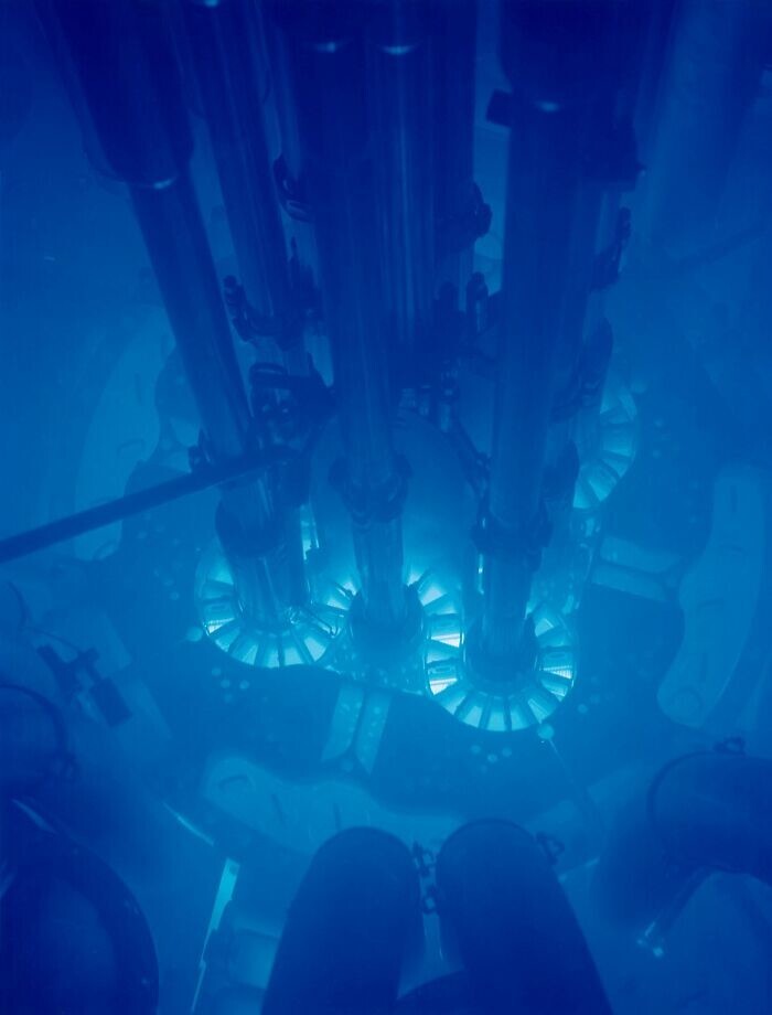 24. Черенковское излучение (синий свет) внутри ядерного реактора