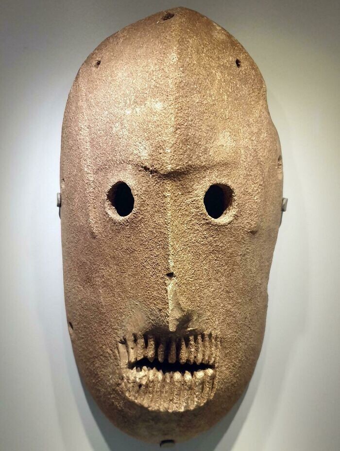 19. Эта каменная маска возрастом 9000 лет — самая древняя в мире, она была найдена в Иудейской пустыне в Израиле