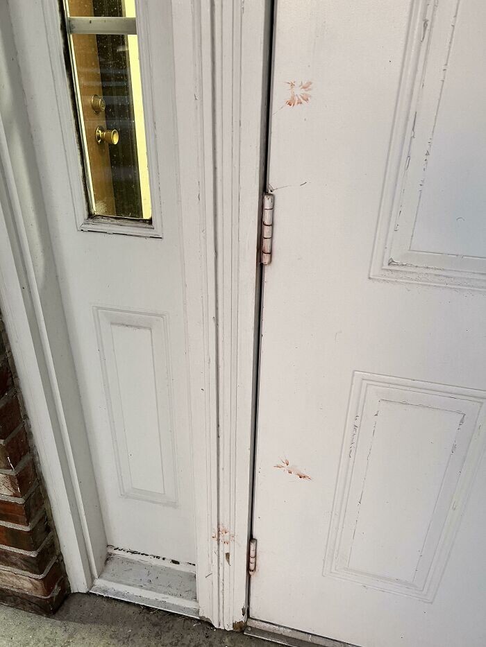 7. "Пришёл домой, и увидел брызги крови на входной двери.."