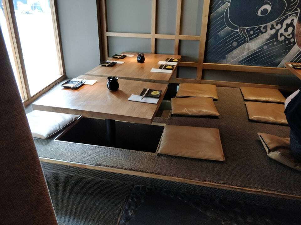 В этом суши-ресторане есть столы, имитирующие традиционную японскую рассадку