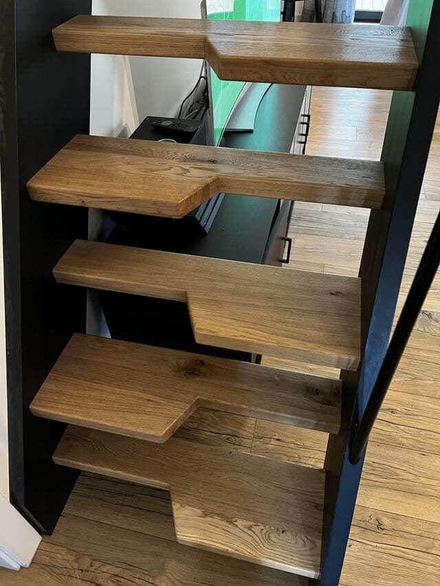 Эта компактная лестница имеет чередующиеся половинки ступенек