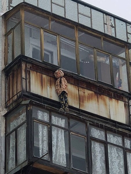 Висящий на балконе «ребёнок» напугал жителей дома в Северодвинске