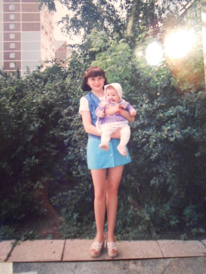 Молодая мама на прогулке, 1990-е годы.