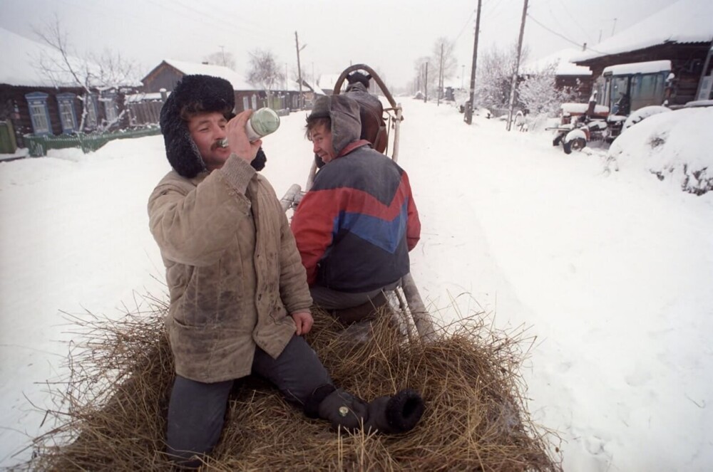 Мужики едут по деревне. Россия, 1990-е годы.