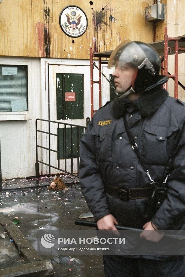 Охранник у здания посольства США после митинга протеста против агрессии НАТО в отношении Югославии. Москва, 1 марта 1999 года.