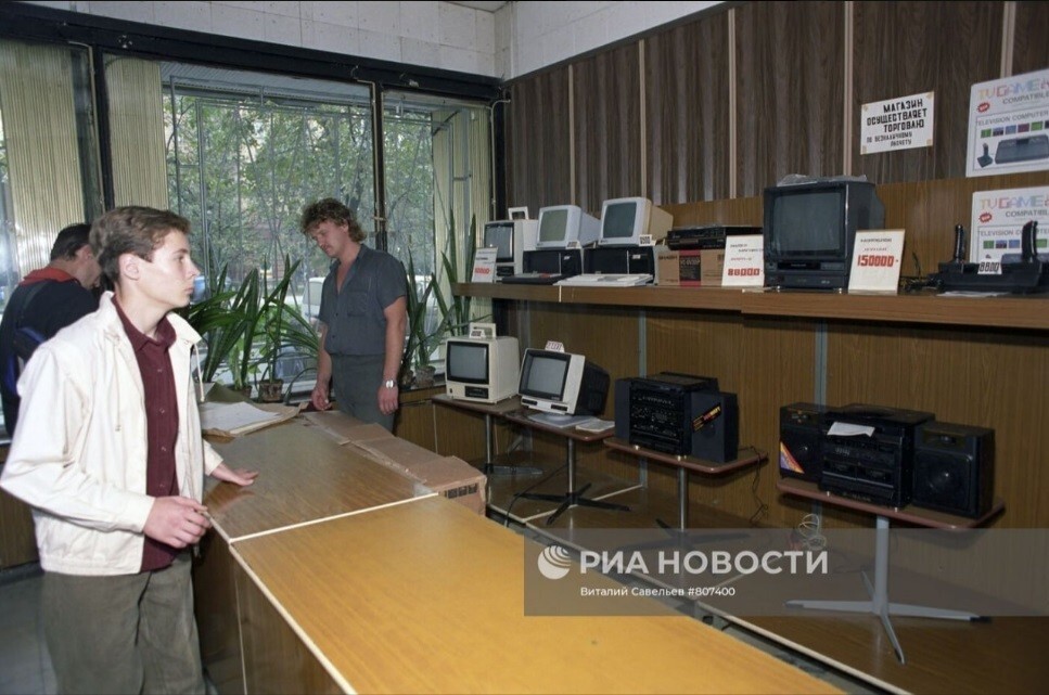 Покупатели в отделе радиотоваров магазина бытовой техники и электроники. Москва, 1992 год.