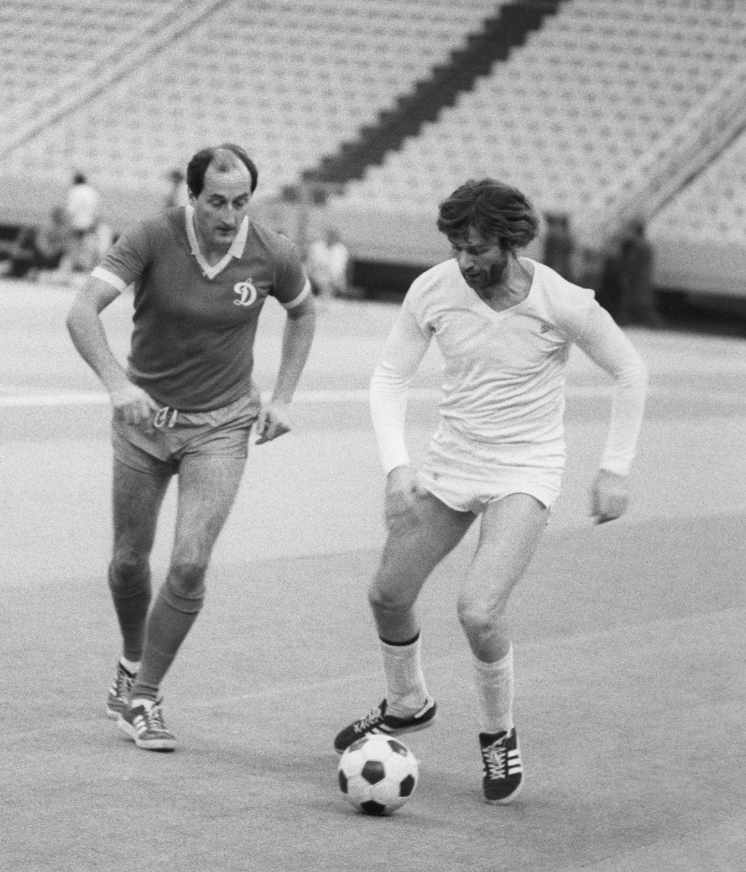 Борис Клюев и Александр Абдулов во время чемпионата московских театров по футболу, 1987 год