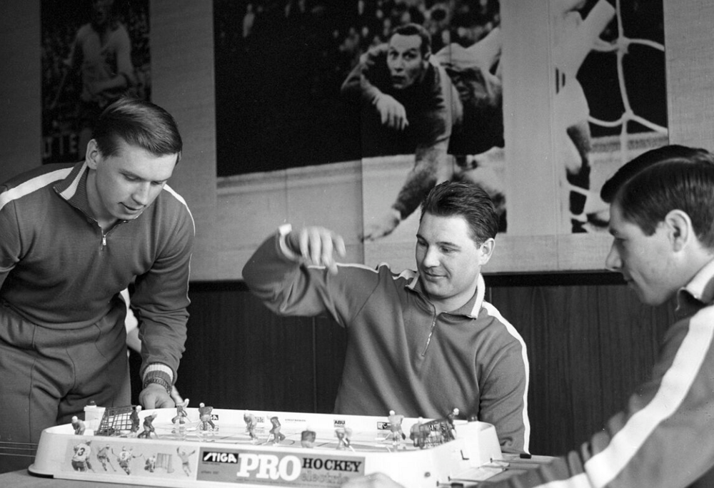 Владимир Лутченко, Игорь Ромишевский и Валерий Харламов играют в настольный хоккей, 1969 год