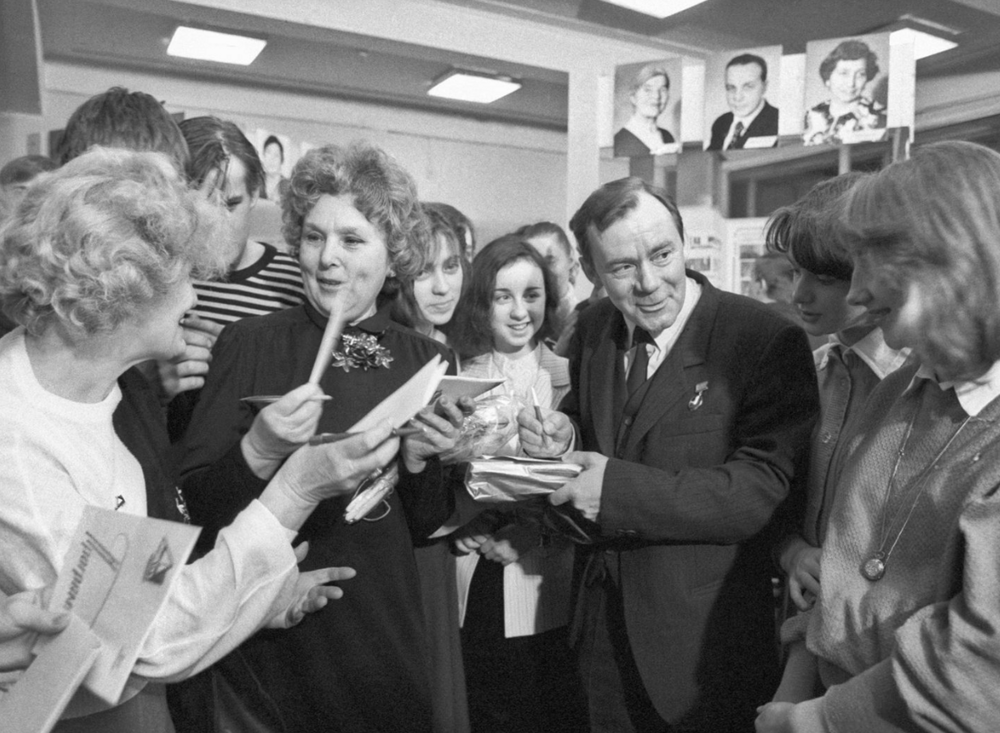 Вера Васильева и Валерий Носик раздают автографы на юбилейном вечере в Доме культуры завода ЗИЛ, 1987 год