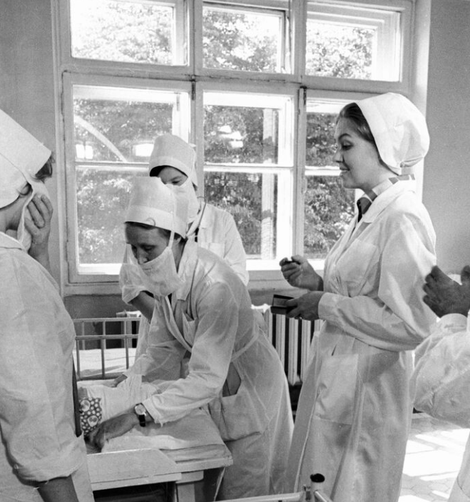 Ведущая телепередачи «Здоровье», Врач Юлия Белянчикова беседует с акушерками детской больницы, 1970-е годы