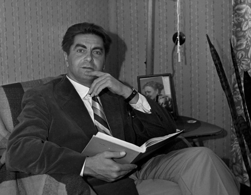 Театральный режиссер Юрий Любимов у себя дома, 1957 год