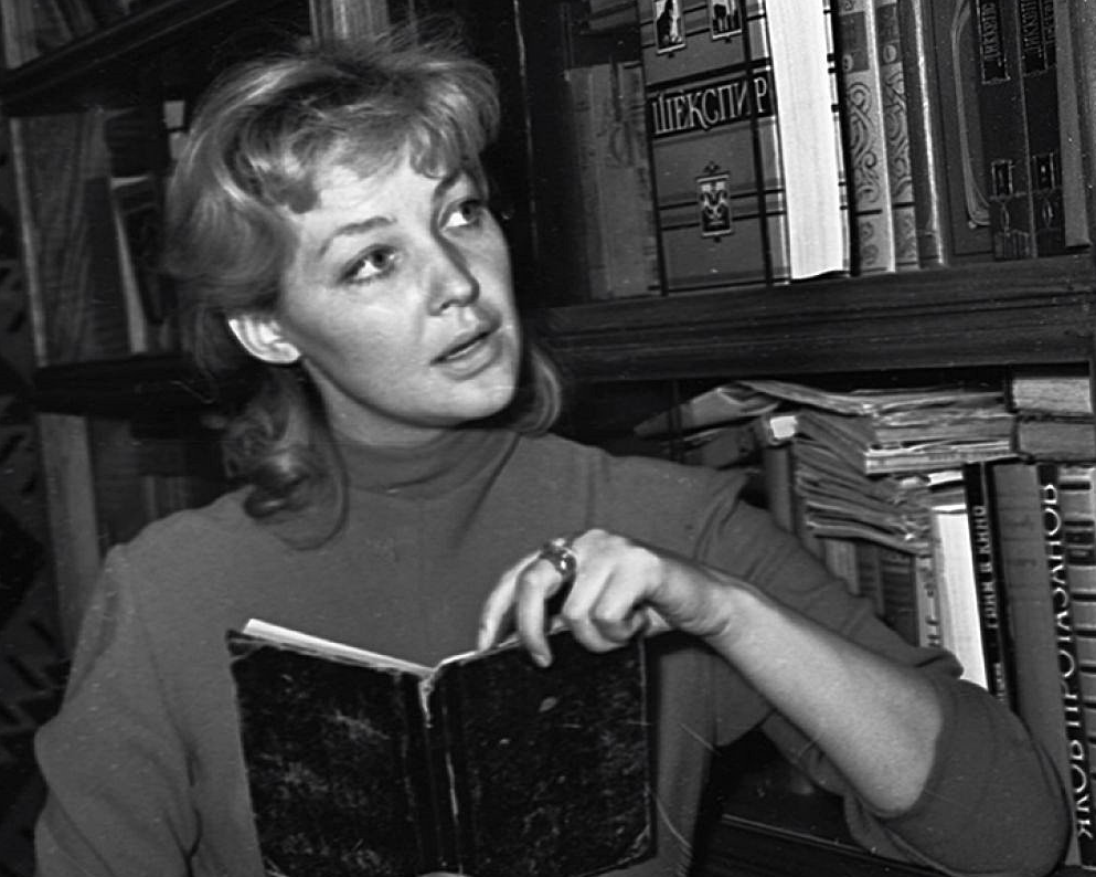 Ирина Скобцева у домашней библиотеки, 1958 год