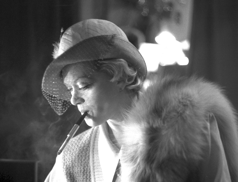 Алиса Фрейндлих готовится к выходу на сцену в спектакле «Этот пылкий влюблённый», 1985 год