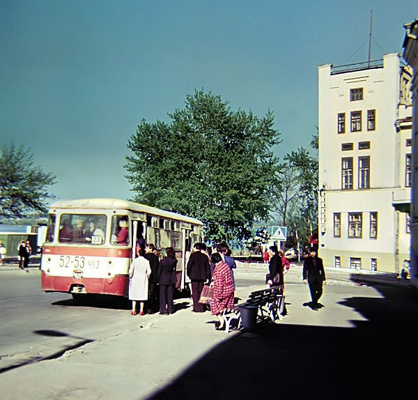 Чебоксары, сценка на автобусной остановке, 1970 - 1980-е годы.