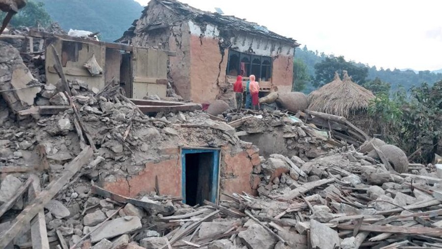 В Непале из-за сильного землетрясения погибли более 150 человек