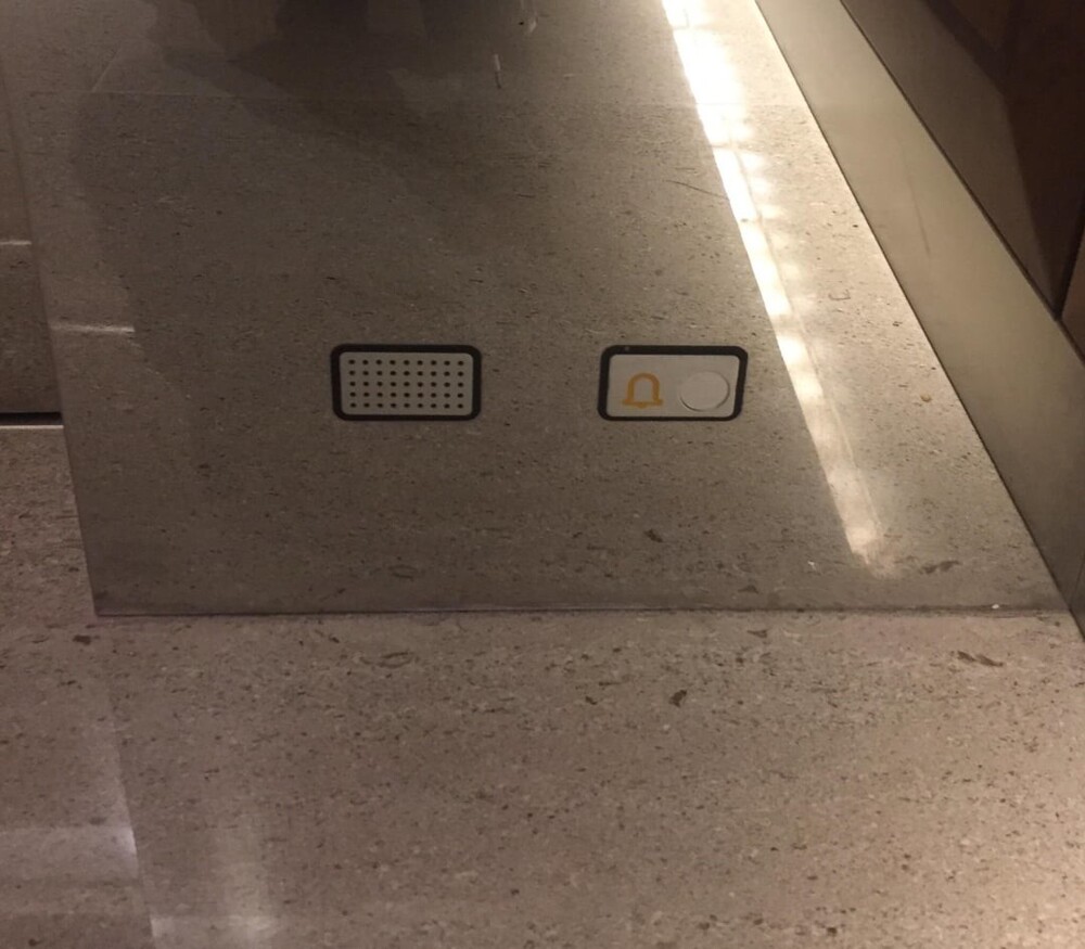 10. Лифт с кнопкой вызова у земли на случай, если пассажиру стало плохо
