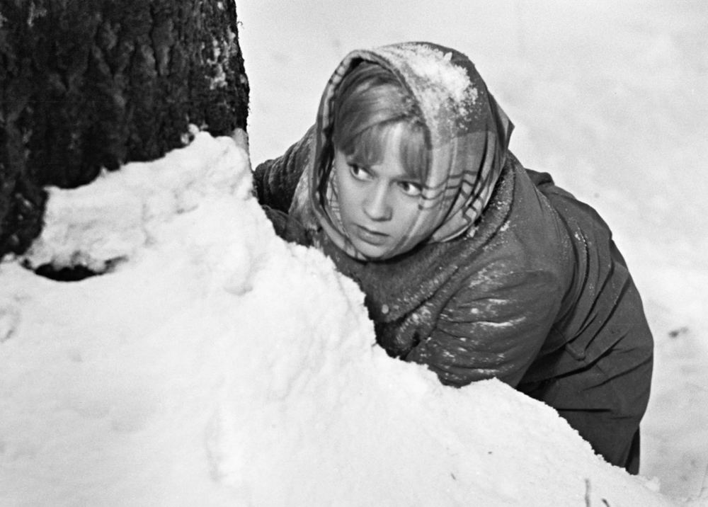 Нина Дробышева в роли Поли на съемках фильма «Русский лес», 1964 год