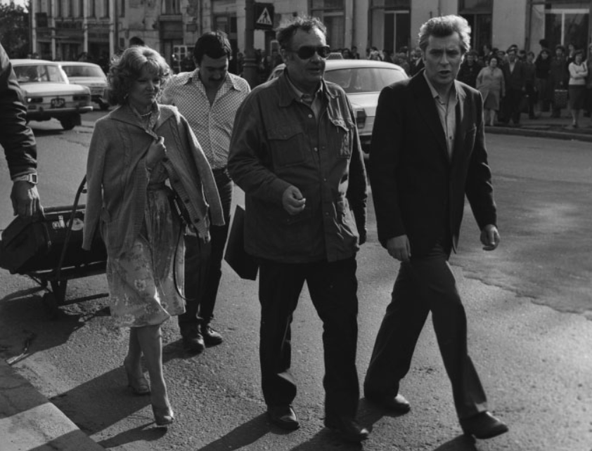 Людмила Гурченко, Эльдар Рязанов и Олег Басилашвили во время съемок фильма «Вокзал для двоих», 1982 год