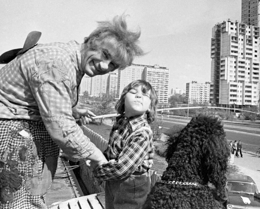 Спартак Мишулин вместе со школьником Антоном Ребриковым на съемках фильма «К вопросу о скромности», 1979 год