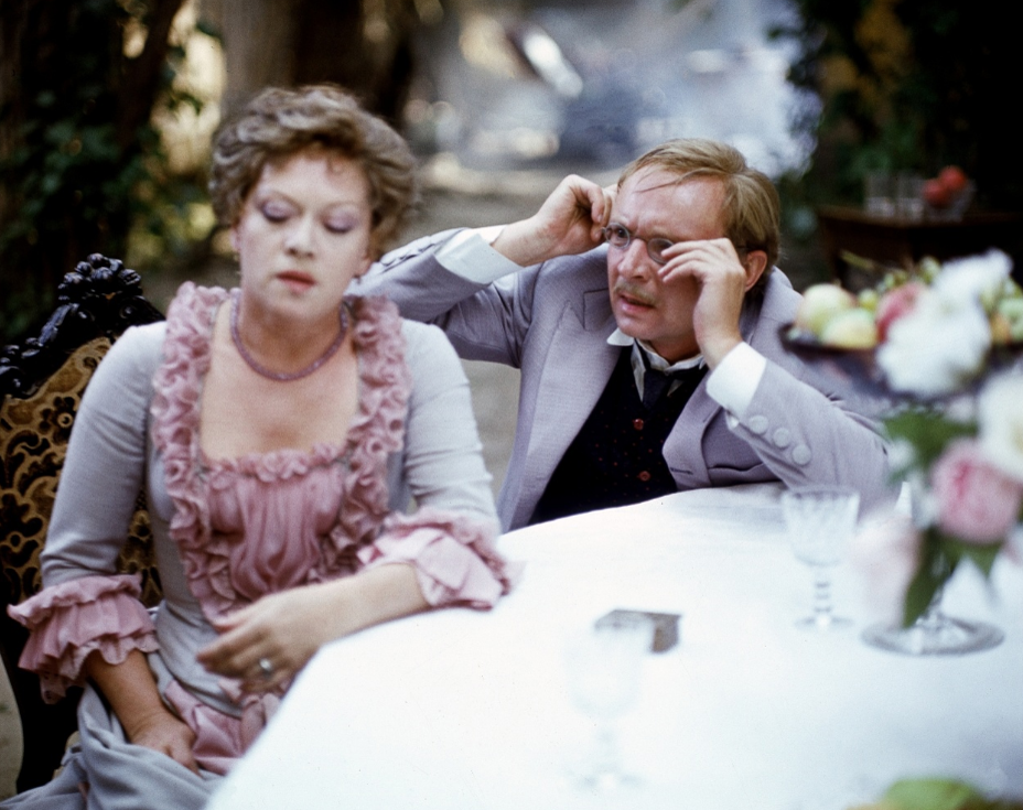 Алиса Фрейндлих и Андрей Мягков на съёмочной площадке художественного фильма «Жестокий романс» в г. Костроме, 1983 год