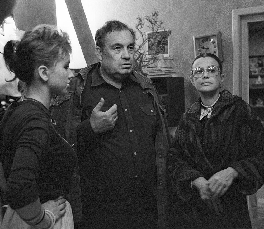 Эльдар Рязанов вместе с актрисами Натальей Щукиной и Мариной Нееловой во время репетиции фильма «Дорогая Елена Сергеевна», 1987 год