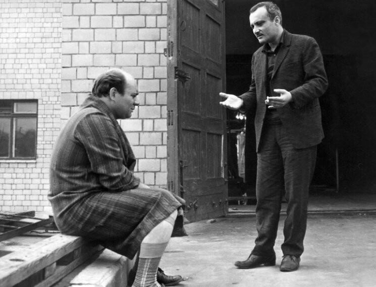 Евгений Леонов и Георгий Данелия на съёмках фильма «Тридцать три», 1965 год