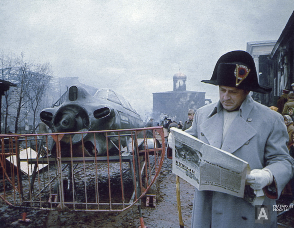 Владислав Стржельчик на съёмочной площадке фильма «Война и мир» в гриме и костюме Наполеона читает газету «Правда», 1966 год