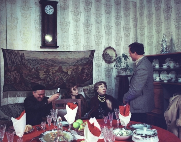 Режиссер Владимир Меньшов с актерами на съемках фильма «Москва слезам не верит», 1979 год