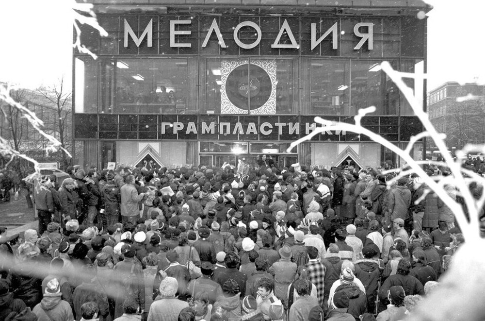 Огромная очередь в магазин "Мелодия", что на проспекте Калинина (ныне - улица Новый Арбат). 