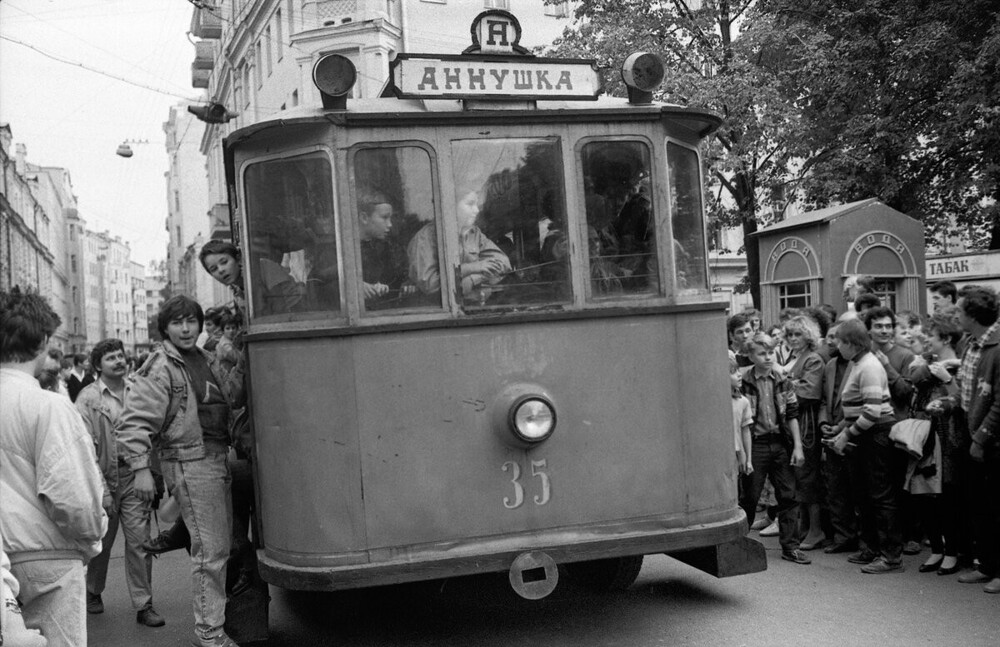 Булгаковский день на Пионерских (ныне - Патриаршие) прудах. Трамвай соорудили из грузовика ГАЗ-51.
