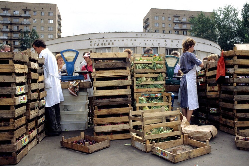 Торговля овощами около станции метро "Щербаковская", которая примерно через год станет "Алексеевской".