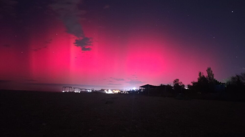 50 оттенков алого: россияне делятся в соцсетях кадрами неба, окрасившегося в фантастические цвета