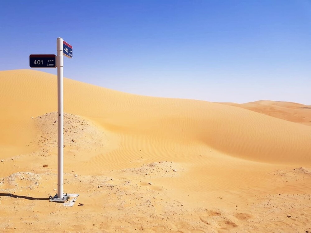 1. Они установили дорожный знак в пустыне на пересечении двух песчаных дорожек