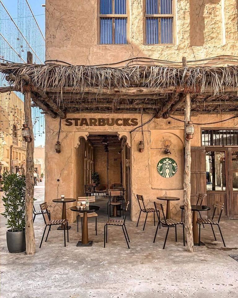 13. Даже Starbucks в Дубае выглядит экзотически