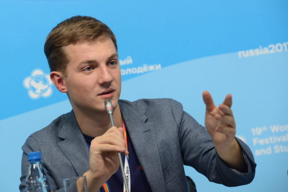 «Лёха, вставай!»: российский треш-блогер выпил бутылку водки залпом и умер прямо во время трансляции