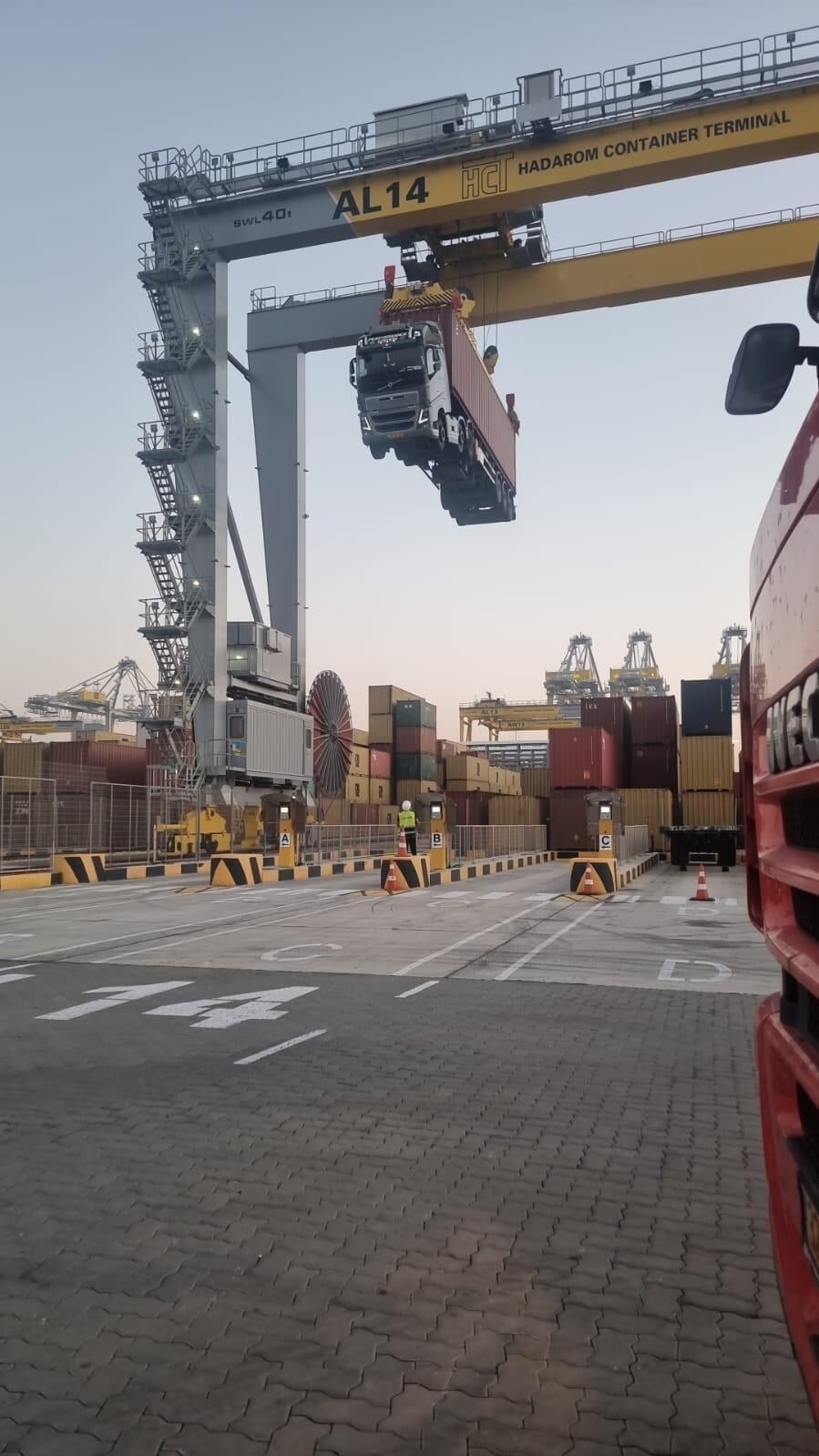 3. Водитель грузовика забыл отсоединить контейнер в порту Ашдод, Израиль