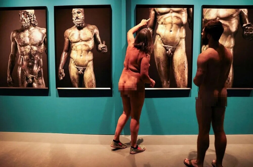 Музей в Барселоне провел экскурсию для голых посетителей