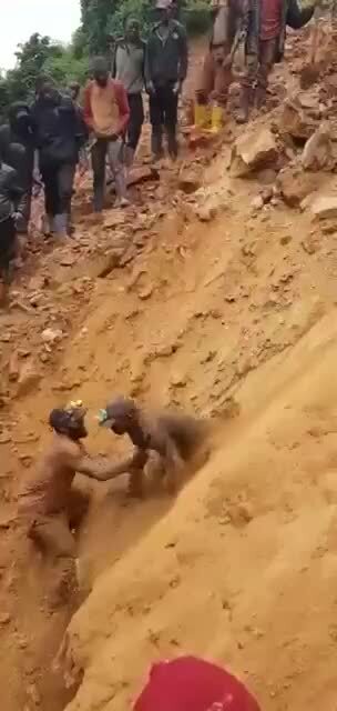 Как добывают золото в шахтах Конго 