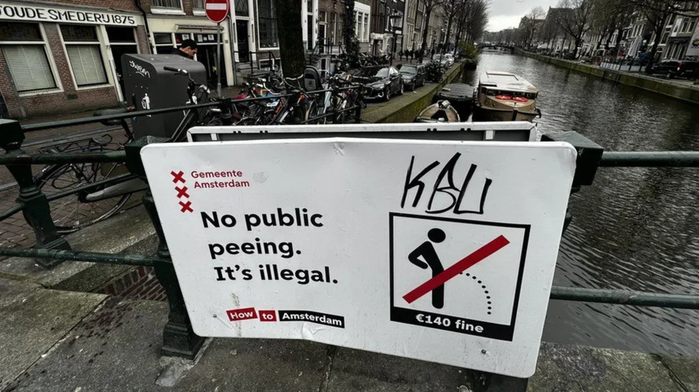 Власти Амстердама пытаются прогнать британских туристов из квартала "Красных фонарей"
