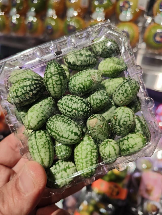 4. Плоды Мелотрии шершавой в мексиканском супермаркете. По виду они похожи на крошечные арбузики, а по вкусу - на огурцы
