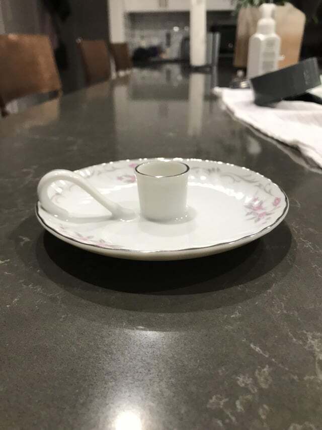 Что это за тарелка/сервировочное блюдо? Сверху прикреплена ручка, а посередине — очень маленькая чашка